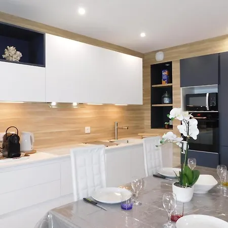 Apartment Spacious 2-bedroom In Egee With Parking And Air Conditi *